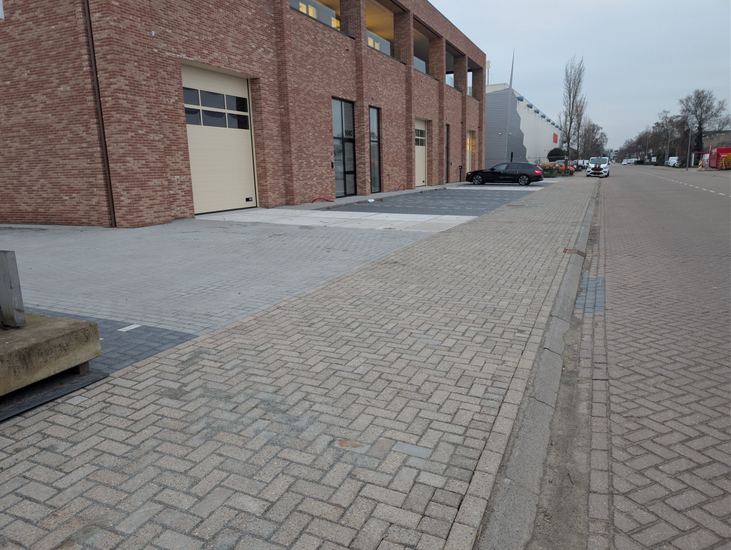 Bestrating langs bedrijfspanden in Weesp