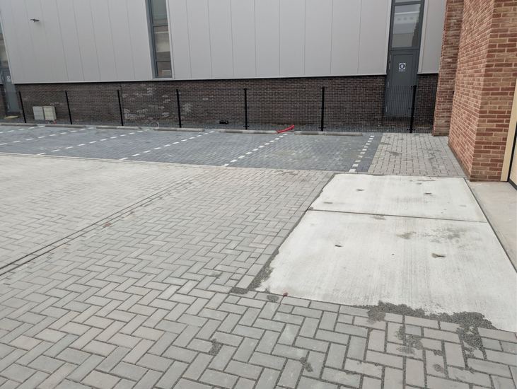 Nette aansluiting van bestrating op bedrijfspand